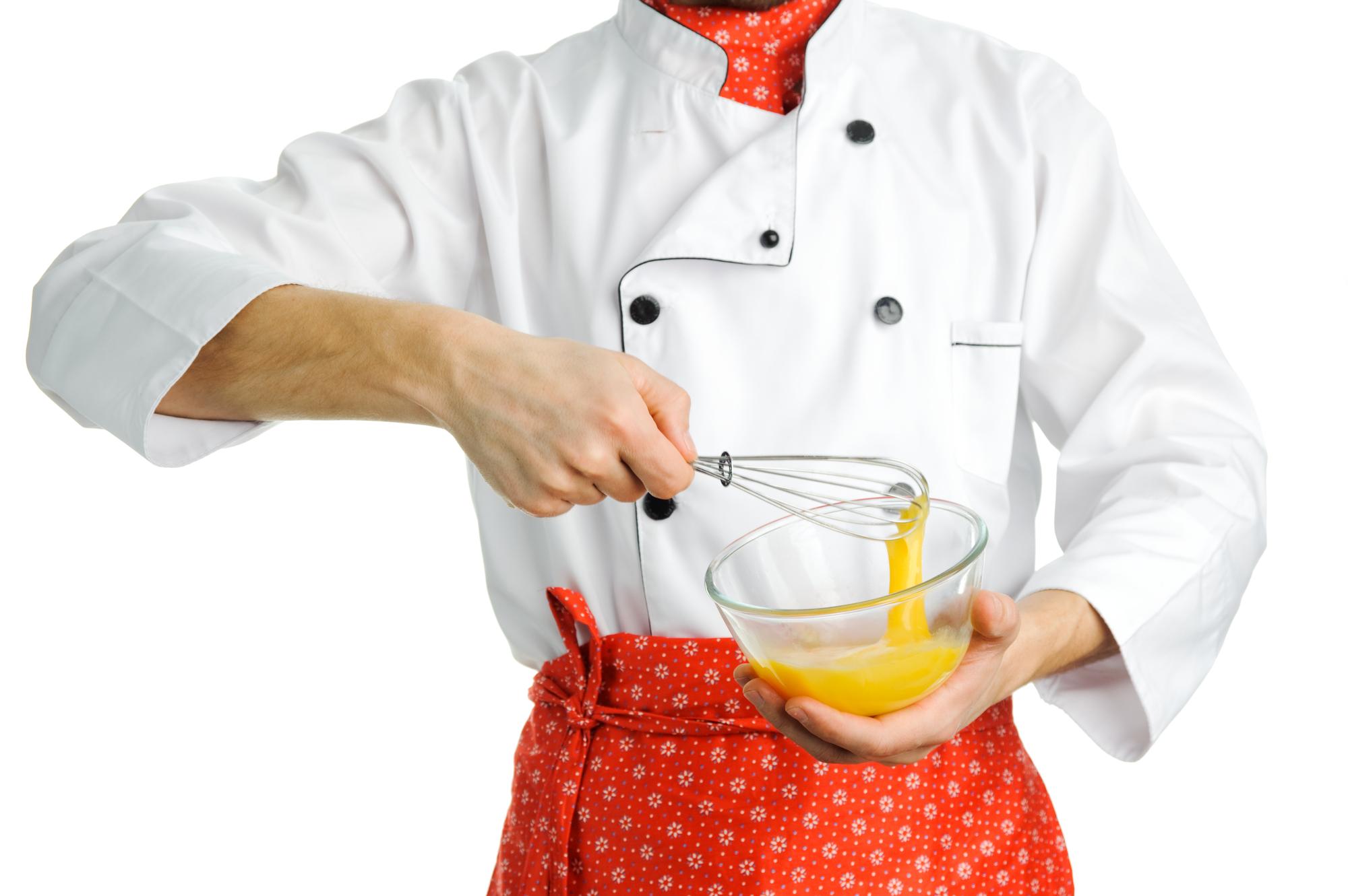 Chef locale che prepara un piatto tradizionale